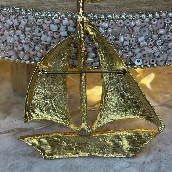Vintage Sailboat Brooch Gold Tone Rhinestone Boat Ship Ocean Jewelry - Picture 2 of 3